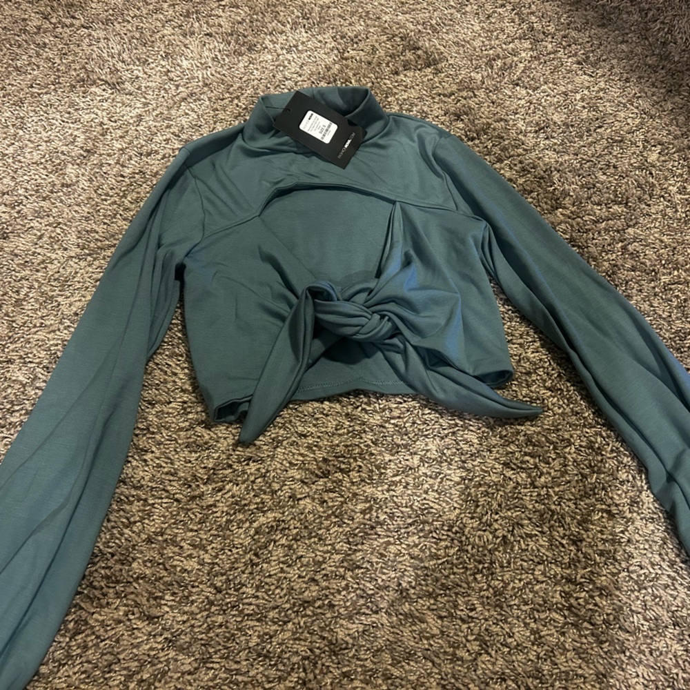 Cutout tie top